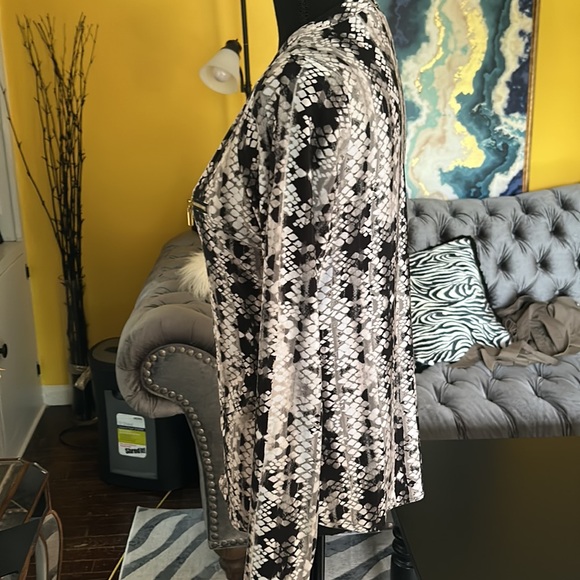 International Concepts snake print pullover shirt w/ gold accent faux pockets - Picture 10 of 13